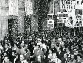 Fotografia de Américo Tomás em Ovar, circulando no cortejo a pé no meio da população, por ocasião da visita oficial efetuada ao norte de Portugal