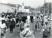Fotografia de Américo Tomás, acompanhado por António Augusto Peixoto Correia, caminhado em cortejo pelas ruas da Ilha do Príncipe, por ocasião da visita oficial efetuada a São Tomé e Príncipe