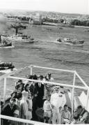 Fotografia de Américo Tomás, acompanhado por Gertrudes Rodrigues Tomás, a bordo do paquete Príncipe Perfeito em frente à Torre de Belém, por ocasião do regresso da visita de estado efetuada a Moçambique, durante o qual fez paragem em Angola