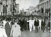 Fotografia de Américo Tomás, acompanhado por Alfredo Rodrigues dos Santos Júnior em Tavira, por ocasião da visita oficial efetuada ao Algarve, de 10 a 14 de julho de 1965