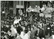 Fotografia de Américo Tomás saudando a população por ocasião da visita efetuada ao distrito de Bragança