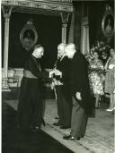 Fotografia de Américo Tomás, acompanhado  por António Oliveira Salazar e pelo Cardeal Cerejeira no Palácio Nacional da Ajuda