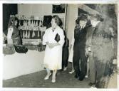 Fotografia de Américo Tomás, acompanhado por Gertrudes Rodrigues Tomás, por ocasião da visita oficial efetuada à Feira de Artesanato do Estoril