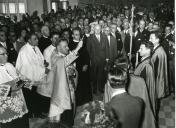 Fotografia de Américo Tomás e comitiva, por ocasião da inauguração da Central Térmica da Tapada do Outeiro da Empresa Termoeléctrica Portuguesa, no Porto.