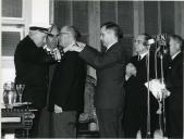 Fotografia de Américo Tomás, acompanhado por Eduardo de Arantes e Oliveira, presidindo à cerimónia de atribuição de condecorações durante da inauguração do Hospital de São Brás de Alportel, por ocasião da visita oficial efetuada ao Algarve 