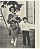 Fotografia de Manuela Ramalho Eanes com os seus filhos Manuel e Miguel