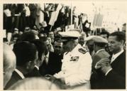 Fotografia de Américo Tomás saudando a população por ocasião da visita efetuada ao distrito de Bragança