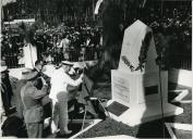 Fotografia de Américo Tomás, acompanhado por António Augusto Peixoto Correia, no distrito de Gaza, inaugurando um monumento de homenagem aos soldados portugueses, por ocasião da visita de estado efetuada a Moçambique