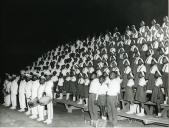 Fotografia da atuação de um coro infantil, por ocasião da visita de estado efetuada por Américo Tomás a Moçambique