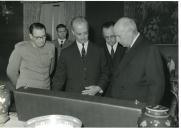 Fotografia de Américo Tomás no Palácio de Belém entregando a espada do capitão Santiago de Carvalho a representantes do Museu Militar de Lisboa 