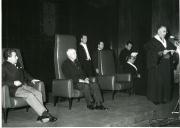 Fotografia de Américo Tomás na reitoria da Universidade Clássica de Lisboa, presidindo à sessão solene de abertura do no ano letivo