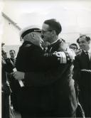 Fotografia de Américo Tomás durante as comemorações do cinquentenário da aviação militar portuguesa em Alverca