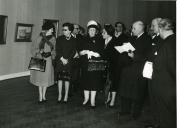 Fotografia de Américo Tomás na Sociedade, acompanhado por Gertrudes Rodrigues Tomás, Nacional de Belas-Artes, por ocasião da inauguração de uma exposição do pintor José Reis