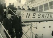 Fotografia de Américo Tomás, acompanhado por Quintanilha e Mendonça Dias, visitando o navio atómico NS Savannah