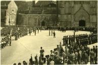 Fotografia das forças militares em parada durante a condecoração do estandarte do Regimento de Infantaria nº 7 de Leiria por ocasião da cerimónia de entronização do Cristo das Trincheiras no Mosteiro de Santa Maria da Vitória (Mosteiro da Batalha)