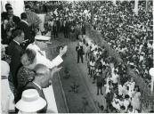 Fotografia de Américo Tomás, acompanhado por António Augusto Peixoto Correia, por José Augusto da Costa Almeida e por Gertrudes Rodrigues Tomás, por ocasião da visita de estado efetuada a Moçambique