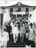 Fotografia de Américo Tomás, acompanhado por António Augusto Peixoto Correia, saindo de uma residência na Ilha do Príncipe, por ocasião da visita oficial efetuada a São Tomé e Príncipe