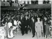 Fotografia de Américo Tomás nos Olivais Sul em Lisboa, acompanhado por José João Gonçalves de Proença, presidindo à inauguração de mais um bloco habitacional de apartamentos de renda económica