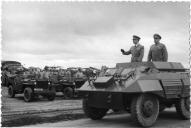 Fotografia de Craveiro Lopes, ao lado de Abranches Pinto, na cerimónia de inauguração do Campo Militar de Santa Margarida