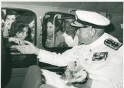 Fotografia de Américo Tomás no interior da viatura oficial saudando a população por ocasião da visita efetuada ao distrito de Bragança, de 29 a 31 de agosto de 1964