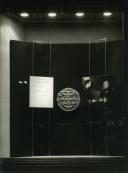 Fotografia de uma exposição de fotografia intitulada “Sete Anos ao Serviço da Nação” nas instalações no Secretariado Nacional de Informação, celebrando o primeiro mandato de Américo Tomás enquanto Presidente da República