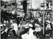 Fotografia de Américo Tomás saudado pela população em Porto Amélia, durante a visita de estado Moçambique
