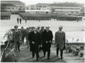 Fotografia de Américo Tomás assistindo à cerimónia de  juramento da bandeira, durante as comemorações do Dia da Unidade na Base Aérea n.º 2 na Ota