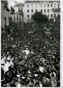 Fotografia de Américo Tomás no Rossio, saudando a população durante o cortejo automóvel, após ter regressado da visita de estado efetuada a Moçambique, com passagem por Angola