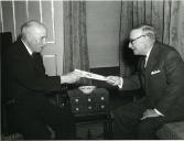 Fotografia de Américo Tomás no Palácio de Belém, recebendo de Augusto Castro o primeiro número do ano de 1964 do jornal Diário de Notícias dedicado à presença dos soldados portuguesas na guerra do ultramar em África