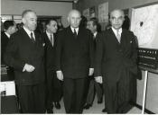 Fotografia de Américo Tomás na Junta Distrital de Lisboa durante uma visita com diversos elementos