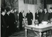 Fotografia de Américo Tomás no Palácio Nacional de Belém, recebendo em audiência as Forças Vivas do distrito de Santarém