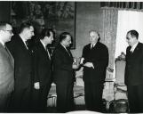 Fotografia de Américo Tomás no Palácio Nacional de Belém, recebendo em audiência a comissão de representantes da Casa da Imprensa, organizadores da Taça de Ouro da Imprensa