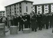 Fotografia de Américo Tomás visitando um bairro