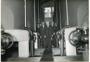 Fotografia da chegada de Américo Tomás à cerimónia da inauguração duma instalação da Marinha Portuguesa