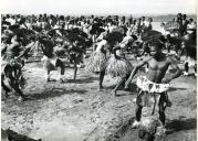 Fotografia de danças tribais em Quissico, por ocasião da visita de estado efetuada por Américo Tomás a Moçambique