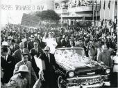 Fotografia de  Presidente da República Américo Tomás circulando em cortejo automóvel, por ocasião da visita de estado de dez dias efetuada a Moçambique