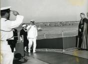 Fotografia de Américo Tomás, acompanhado por Gertrudes Rodrigues Tomás, desembarcando em Lourenço Marques, por ocasião da visita de estado efetuada a Moçambique