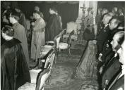 Fotografia de Américo Tomás, acompanhado por Gertrudes Rodrigues Tomás, Maria Natália Tomás e por Oliveira Salazar, no Palácio da Ajuda durante a entrega de credenciais e imposição do barrete cardinalício ao núncio apostólico Dom Giovanni Panico
