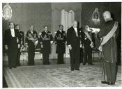 Fotografia de Américo Tomás no Palácio de Belém, presidindo à cerimónia de entrega de credenciais ao embaixador do Brasil