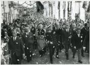 Fotografia de Américo Tomás, acompanhado por Eduardo de Arantes e Oliveira, em Figueiró dos Vinhos saudando a população, por ocasião da visita efetuada ao distrito de Leiria, de 24 a 26 de outubro de 1964