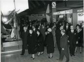 Fotografia de Américo Tomás, acompanhado pelo acompanhado por Gertrudes Rodrigues Tomás na Feira das Indústrias, durante a inauguração do 7.º Salão de Artes Domésticas