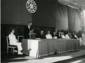 Fotografia de Américo Tomás, acompanhado por Eduardo de Arantes e Oliveira, no Mosteiro dos Jerónimos, inaugurando as novas instalações do Museu de Marinha