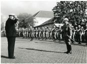 Fotografia do Presidente da República Américo Tomás visitando o Regimento de Lanceiros n.º