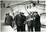 Fotografia de Américo Tomás acompanhando a visita do Presidente da República Craveiro Lopes ao navio-hospital “Gil Eannes”