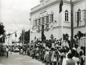 Fotografia da população, por ocasião da visita de estado efetuada por Américo Tomás a Moçambique