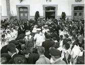 Fotografia de Américo Tomás, acompanhado por Gertrudes Rodrigues Tomás, por ocasião da visita oficial efetuada ao distrito da Guarda