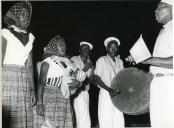 Fotografia de uma atuação no festival de folclore no Estádio Municipal de Porto Amélia, durante a visita de estado de Américo Tomás a Moçambique
