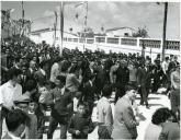 Fotografia de Américo Tomás acompanhado por Eduardo de Arantes e Oliveira caminhando no meio da população durante a visita efetuada ao Alentejo de 12 a 14 de abril