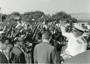 Fotografia de Américo Tomás saudando a população, por ocasião da visita de estado efetuada a Moçambique