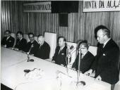 Fotografia de Américo Tomás, acompanhado por Correia de Oliveira e por José João Gonçalves de Proença, presidindo à sessão solene inaugural do I Congresso Nacional de Prevenção Rodoviária